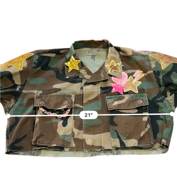Upcycled Women's Woodland Fatigue Camo Cropped Jacket Top Valentine’s Patches - Picture 8 of 9